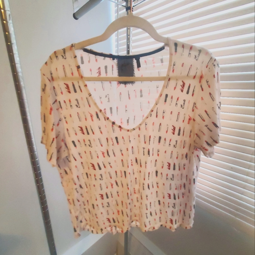 Lipstick Graphic V-Neck Relaxed Tee (Buffalo - David Bitton)